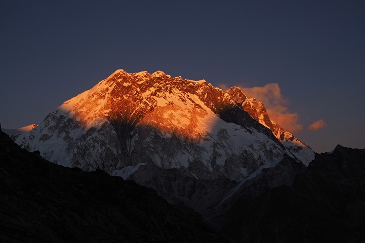 Trek k Mount Everestu přes tři sedla